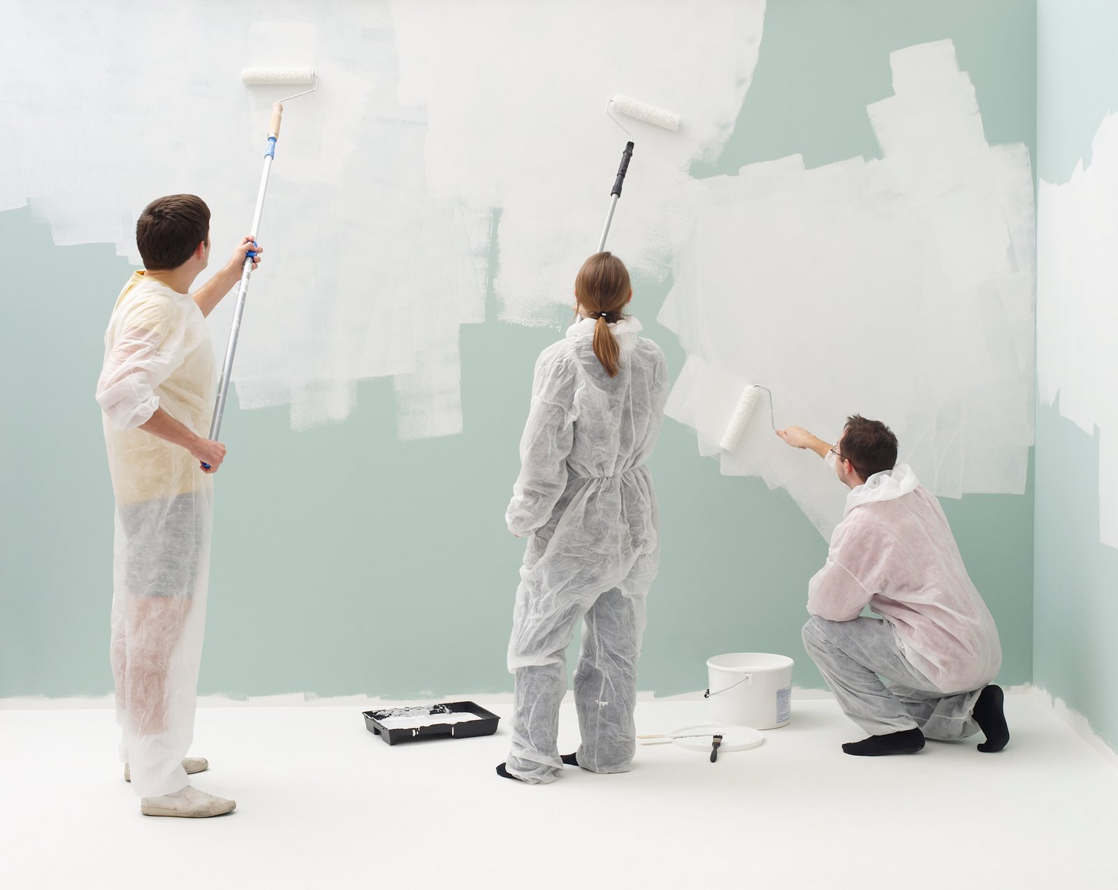 Equipe pintando uma parede